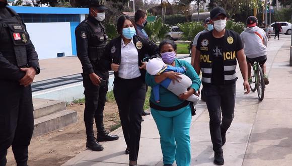 Una de las detenidas con uno de los bebés que eran explotados para pedir limosnas en la calle.