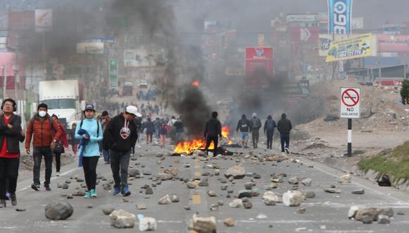 Bloqueo de carretera Arequipa-Yura impide el tránsito vehicular