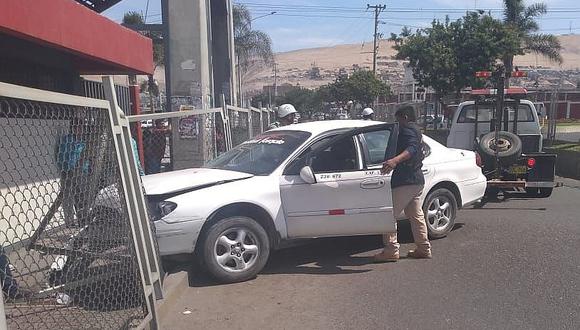Conductor despista vehículo y rompe mallas metálicas en la avenida Unanue