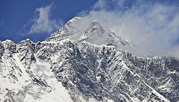 Monte Everest se derrite por cambio climático y aparecen cuerpos de montañistas