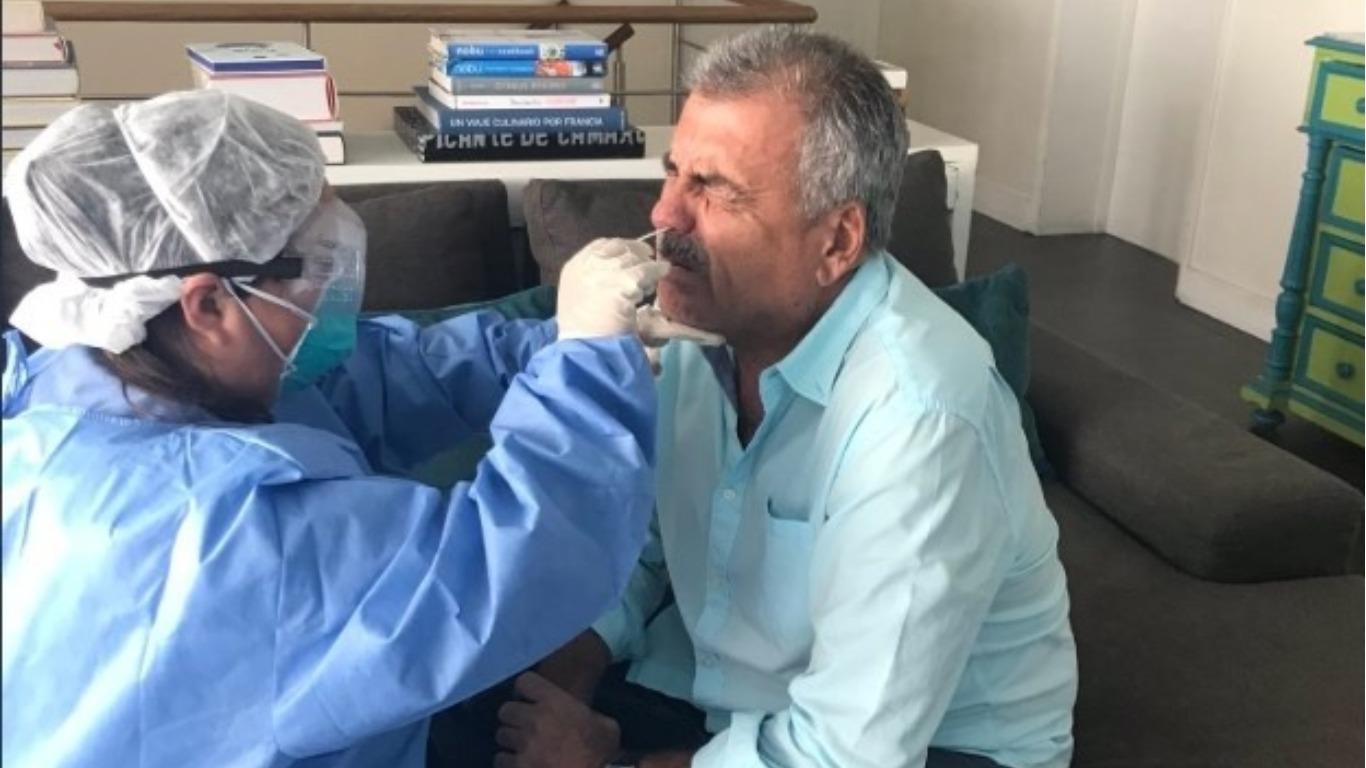 Nicolás Lucar pasado la prueba de descarte con una especialista del Ministerio de Salud. Foto: Twitter