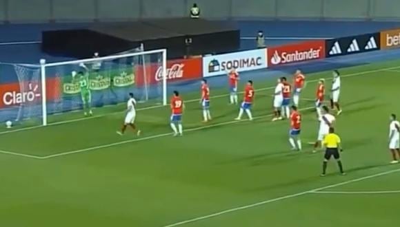 Yuriel Celi cerca a marcar un gol en el Perú sub 23 vs. Chile sub 23. (Foto: captura)