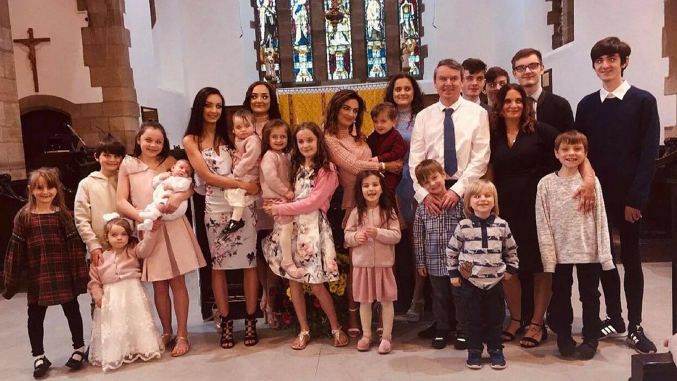 Pareja de esposos anuncia la llegada de su hijo número 21 (FOTOS Y VIDEO)