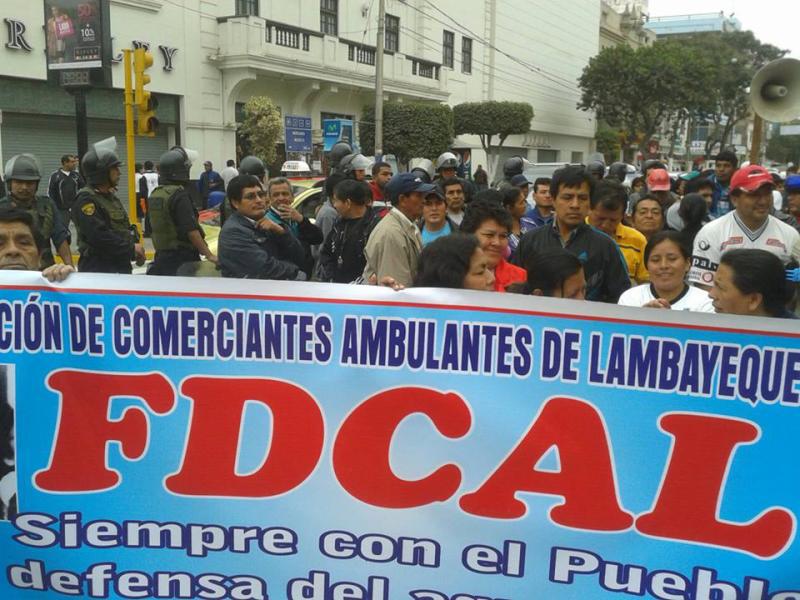Comerciantes ambulantes del Mercado Modelo exigen diálogo a alcalde Torres