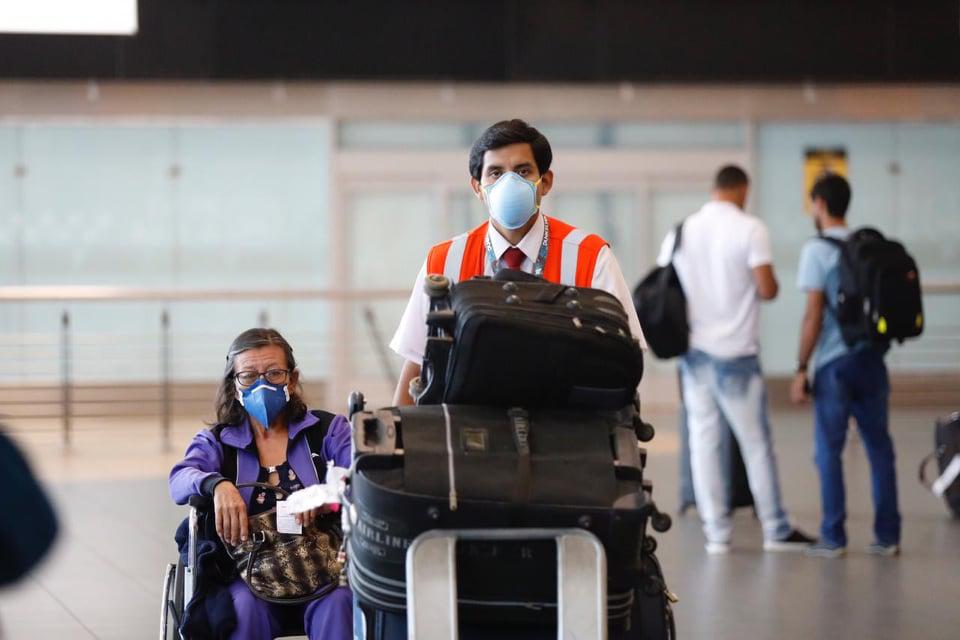 Coronavirus: personal del aeropuerto Jorge Chávez y pasajeros usan mascarillas para protegerse. Fotos: Hugo Curotto