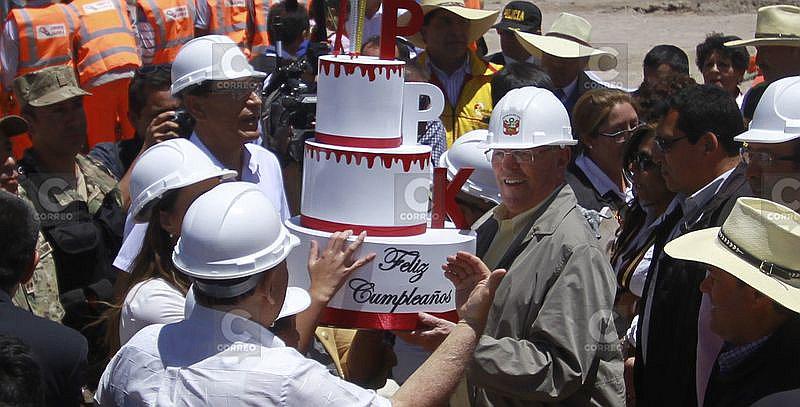  PPK: le cantan feliz cumpleaños con torta de cartón en Arequipa (VIDEO)