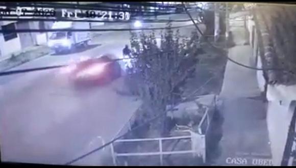 Auto que iba a exesiva velocidad atropella a anciano ciclista  y se da a la fuga (VIDEO)