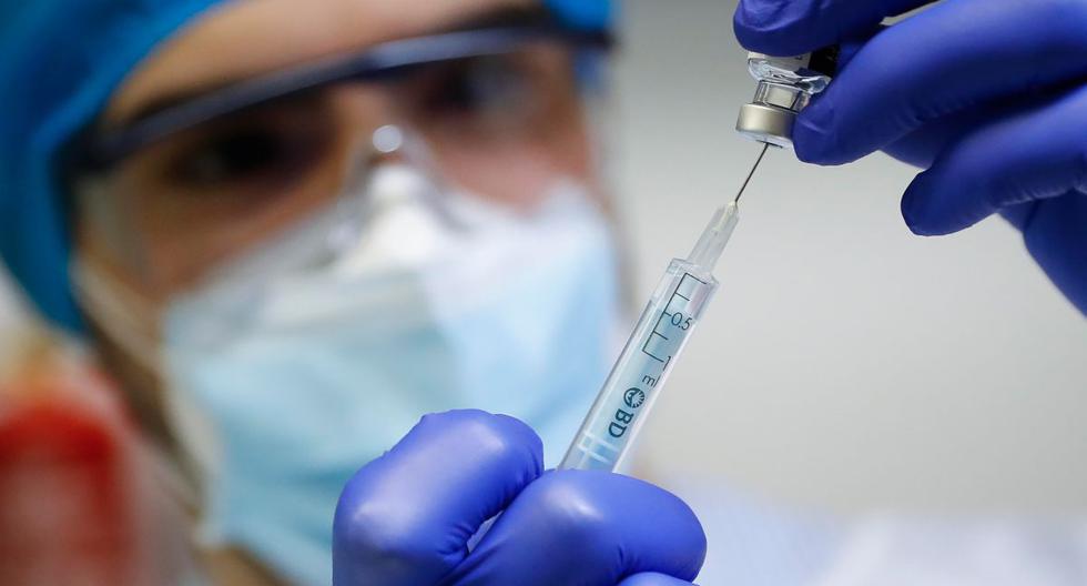 Imagen referencial de una enfermera preparando una dosis de la vacuna Pfizer-BioNTech contra el coronavirus. (AFP).