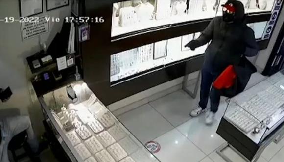 Cámaras de seguridad registraron robo de alhajas en joyería situada en Miraflores. (Captura: América Noticias)