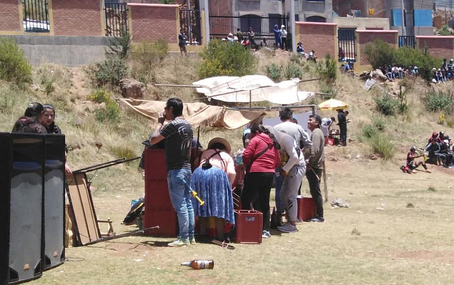 Patio de la IE Politécnico Huáscar es usado para  venta y consumo de cerveza