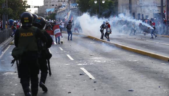 Manifestantes se enfrentan con la Policía Nacional. Foto: GEC