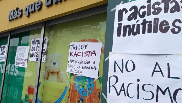 Un grupo de personas protestó en el local de Tai Loy de Barranco. (Foto: Luis Ernesto Mercado/@LuisMercadoH)