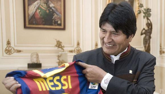 Evo Morales y Messi intercambian poncho y camiseta tras empate