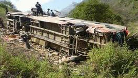 Siete muertos al caer un autobús desde un viaducto en Río de Janeiro