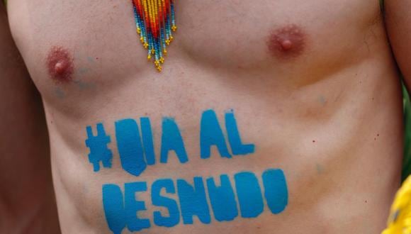 Fotografía al torso de un hombre con una pinta en la que se lee Día al Desnudo, durante la primera manifestación "Día al desnudo" hoy, en calles de la Ciudad de México (México). (Foto: EFE/ Sáshenka Gutiérrez)