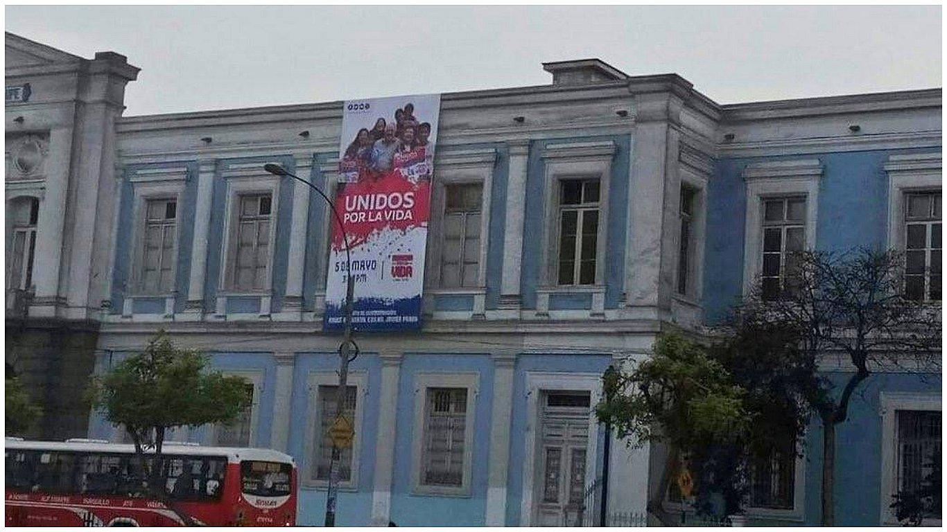 Aparecen carteles de la "Marcha por la vida" en fachadas de colegios públicos