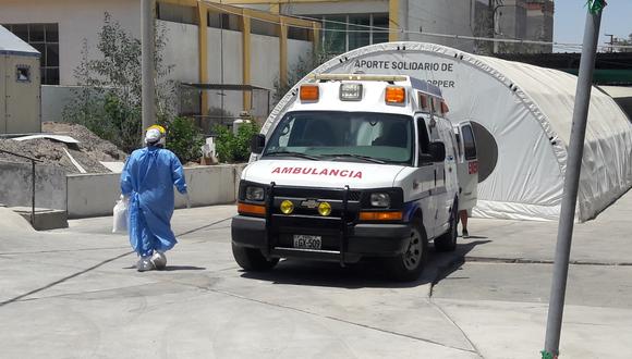 Personas infectadas y con síntomas graves no dejan de llegar al hospital Hipólito Unanue. (Foto: Adrian Apaza)