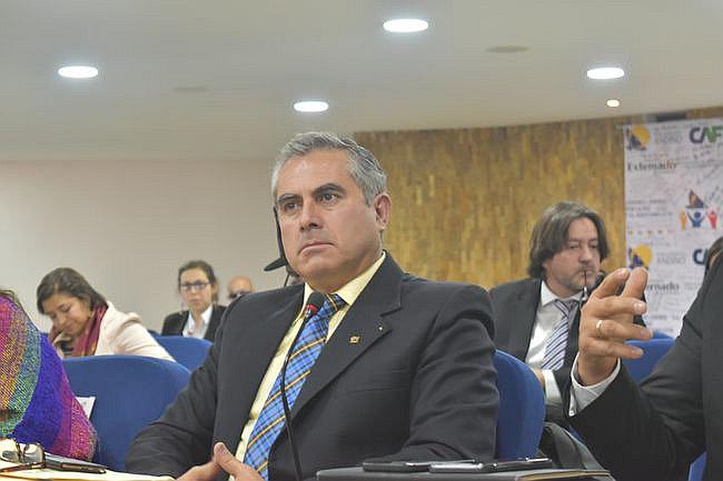 Quieren modificar Constitución para que parlamentarios andinos tengan iniciativa legislativa