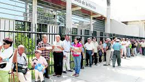 Fonavistas acuden al Banco de la Nación a cobrar sus aportes (Video)