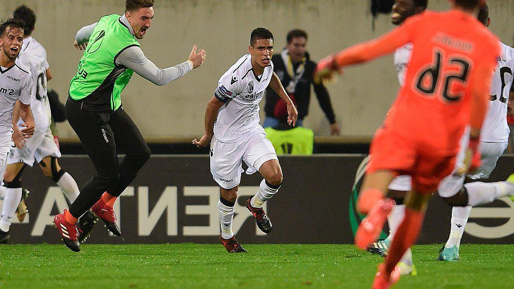 Paolo Hurtado marcó gol de cabeza y fue determinante para victoria de su equipo (VIDEO)