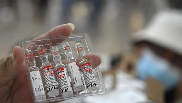 La producción de la vacuna Gam-COVID-Vac de Rusia contra la enfermedad del coronavirus, registrada con el nombre comercial Sputnik V. (Foto: Orlando SIERRA / AFP)