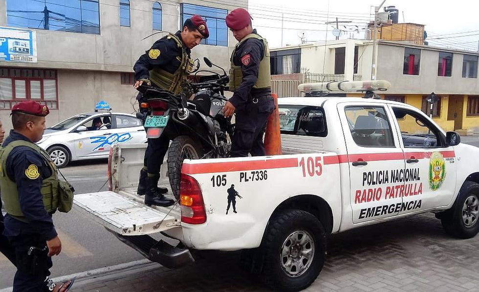 Policía motorizado se estrella contra taxi y luego paramédicos lo trasladan al hospital Unanue