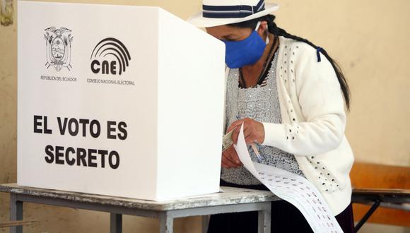 Una mujer campesina de Cuenca emite su voto en el colegio Fausto Molina durante las elecciones presidenciales de 2021, en Cuenca, Ecuador. (AFP/Cristina Vega RHOR).