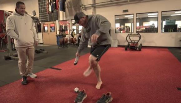 De acuerdo a los expertos, el reto del anciano ayuda a conocer la estabilidad y equilibrio de nuestros cuerpos. (Foto: Mark Bell - Super Training Gym/YouTube)
