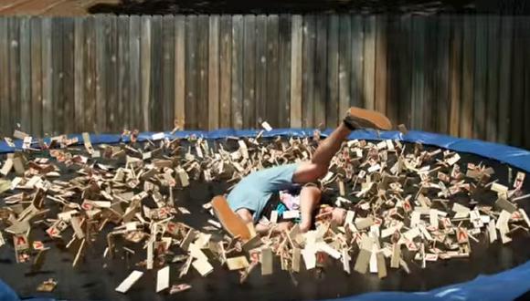 YouTube: Hombre se lanza a cama llena de trampas para ratones y sucede esto [VIDEO]