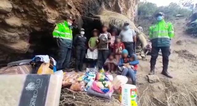 Huancavelica: Esposos y sus cinco hijos viven de manera ermitaña y policía les llevó ayuda.