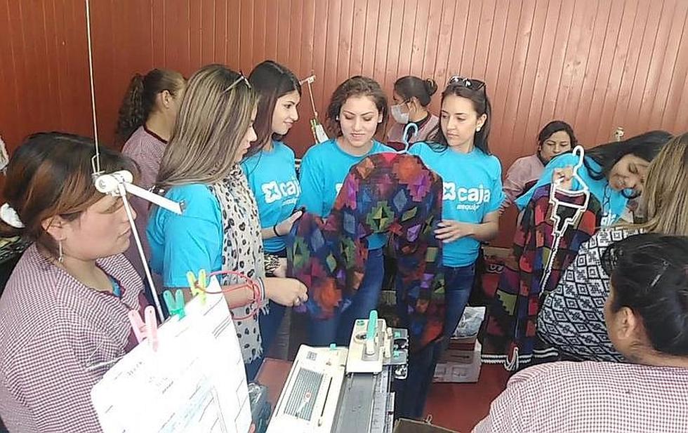 ​Candidatas a Reyna de la Ciudad Arequipa visitan a mujeres del penal