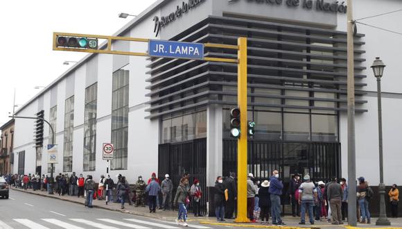 Uno de los puntos más concurridos son los exteriores del Banco de la Nación del jirón Lampa, en el Cercado de Lima. (Violeta Ayasta /GEC)