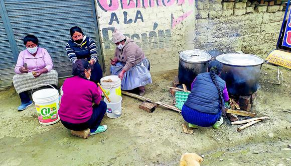 60 familias que viven en los cerros preparan comida solo con alimentos donados