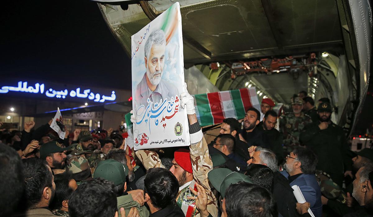 Personas llevaron el ataúd del comandante iraní Qasem Soleimani a su llegada al aeropuerto internacional de Ahvaz, en el suroeste de Irán. (Foto: AFP)