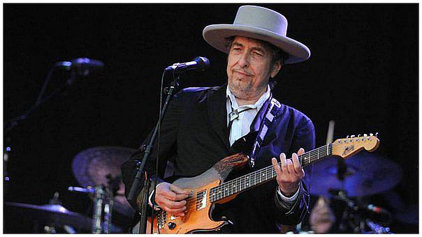 Bob Dylan: Cantautor recibe Premio Nobel en privado y con insólita vestimenta