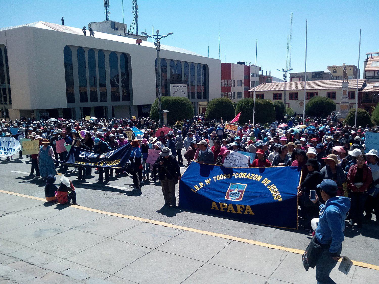 Puno: huelga del Sutep se agrava, padres esperan regreso de sus hijos a clases