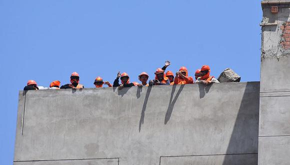 Obreros protestaron en azotea de edificio por no pago de sueldo