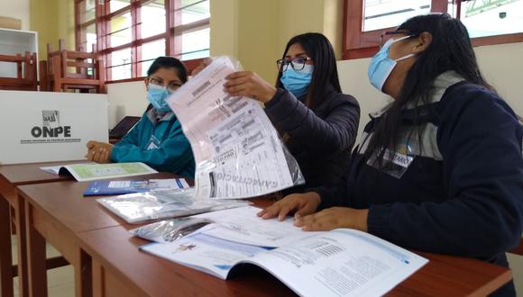 Miembros de mesa fueron capacitados en dos jornadas por personal de la ONPE en locales de votación.