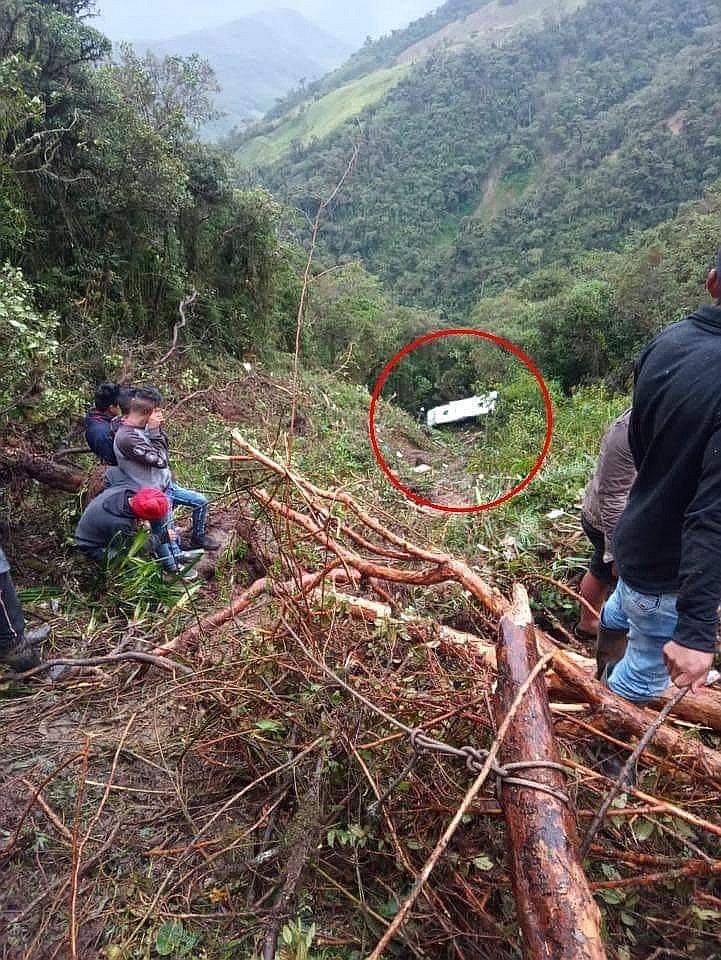 Bus cae a abismo de 700 metros y 5 personas mueren (VIDEO)