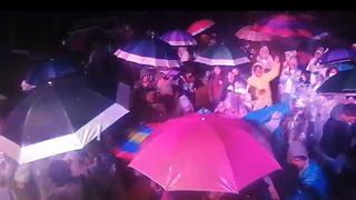 En plena lluvia unas 800 personas se aglomeran en estadio en fiesta de aniversario distrital   