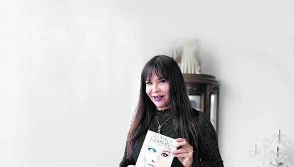 Marcela Hinostroza, actriz y escritora con su libro "El virus espartano". (César Campos)