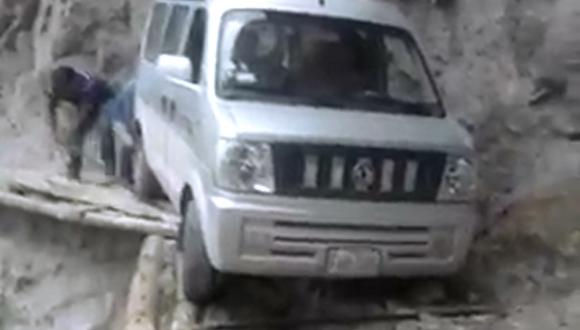 Increíble: Arriesgan su vida al cruzar carretera destrozada al borde de precipicio (VIDEO)