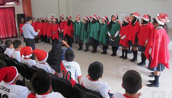Alumnos de seis colegios participan en festival de coros navideños en inglés 