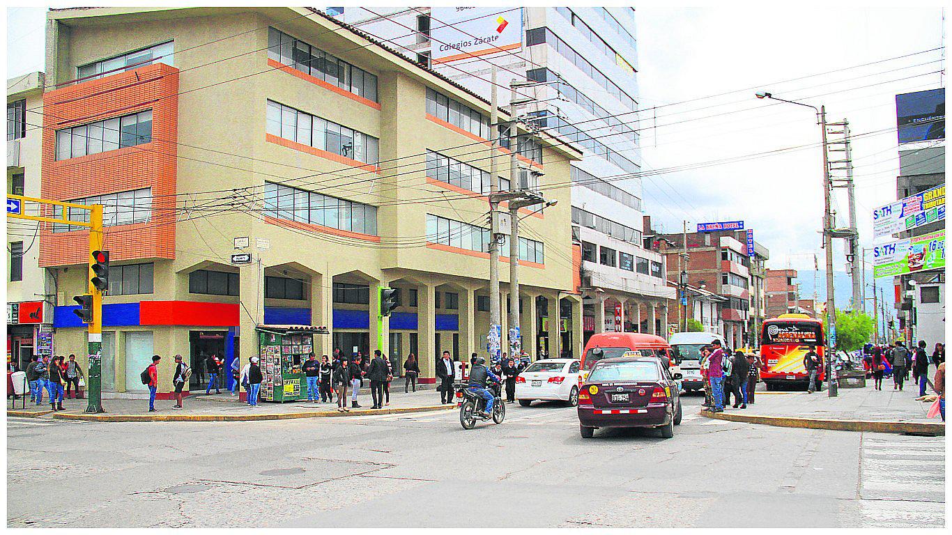 ​Noches de prostitución callejera en el Paseo la Breña de Huancayo