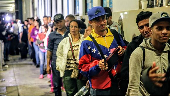 Decenas de venezolanos esperan vuelo de retorno a su país