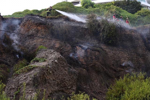 Miraflores: reportan incendio forestal en la Bajada de Armendáriz. Foto: Hugo Curotto/GEC