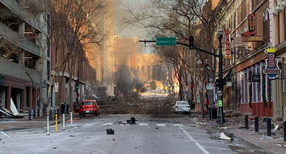 Imagen muestra daños en una calle después de una explosión en Nashville, Tennessee, el 25 de diciembre de 2020. (Metro Nashville Police Department / AFP).