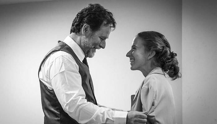 Un informe sobre la banalidad del amor: una relación de mundos opuestos