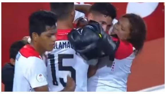 ​Perú vs Bolivia: tía de Yuriel Celi se metió a la cancha para celebrar su gol (VIDEO)