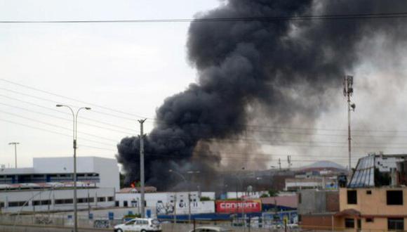 Incendio se registra en distribuidora de motores eléctricos de la Av. Argentina